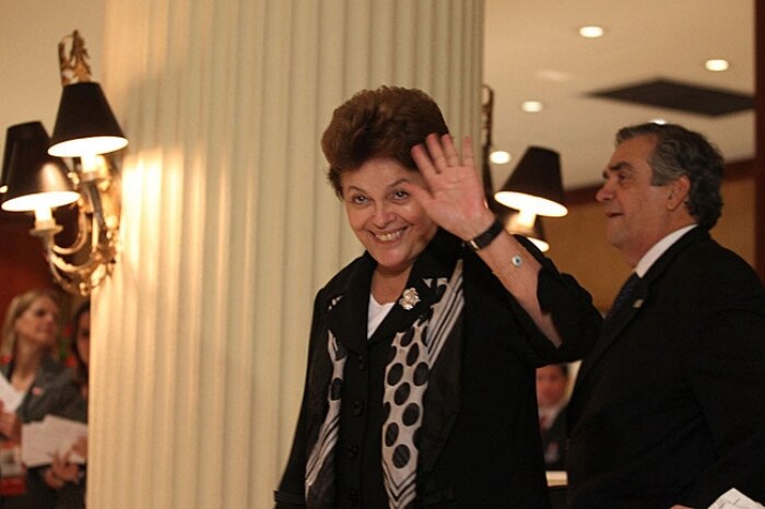 Dilma chegou ao Peru com mais de uma hora de atraso, por causa de um vento de mais de 140 km