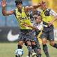O atacante Jorge Henrique se estica para tirar a bola do zagueiro argentino Escudero no Corinthians