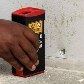 Policiais fazem perícia na UPP atingida por dois tiros