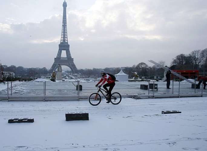 Região da Torre Eiffel, cartão postal francês, coberta de neve