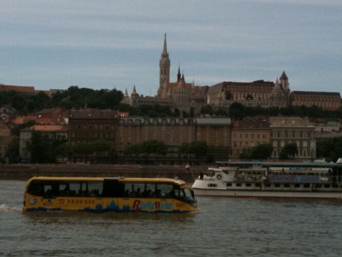 Ônibus navegando no rio Danúbio em Budapeste na Hungria.12/06/2011