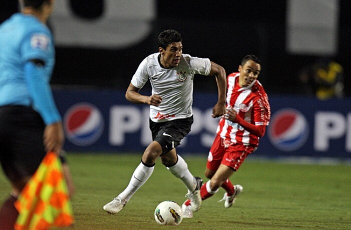 Corinthians vira sobre o Náutico no Pacaembu e reage no Brasileiro