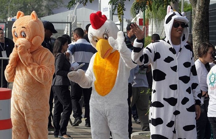 Vegetarianos conduziram protesto pacífico nos arredores do Riocentro