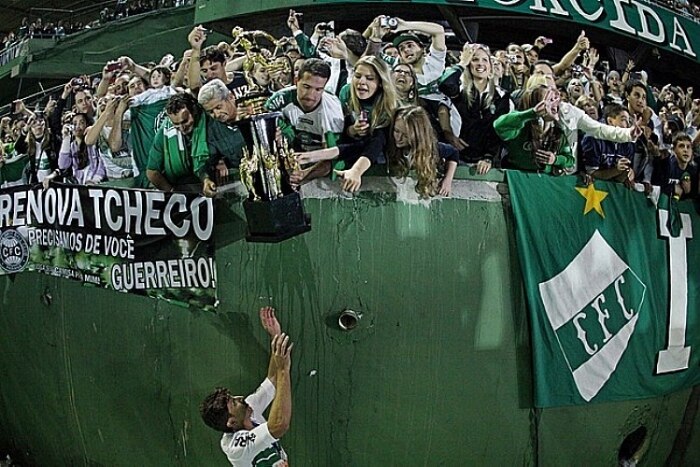 Coritiba levanta o tri paranaense