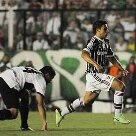 Esportes - Tricolor carioca tenta sair jogando e vai trocando passes no início do primeiro tempo, mas o rival joga com a marcação adiantada - Foto: Rossana Fraga/Divulgação