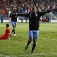 Inglês Ashley Young celebra após deixa a sua marca contra Montenegro, em confronto pelas Eliminatóri