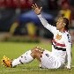 Luis Fabiano pede falta e reclama com o árbitro da partida Luis Fabiano pede falta e reclama com o árbitro da partida