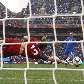 O goleiro italiano Marchetti não consegue evitar o gol do eslovaco Vittek O goleiro italiano Marchetti não consegue evitar o gol do eslovaco Vittek
