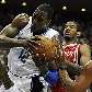 Dwight Howard, do Orlando Magic, tenta se livrar da marcação de Trevor Ariza, do Houston Rockets