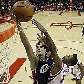 Trevor Ariza, do Houston Rockets, tenta evitar a cesta de Anderson Varejão, do Cleveland Cavaliers
