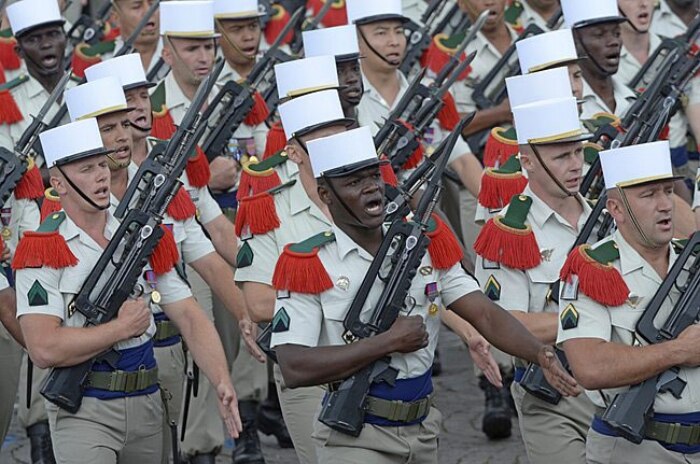 Soldados da legião francesa no exterior durante desfile militar para comemorar o Dia da Bastilha