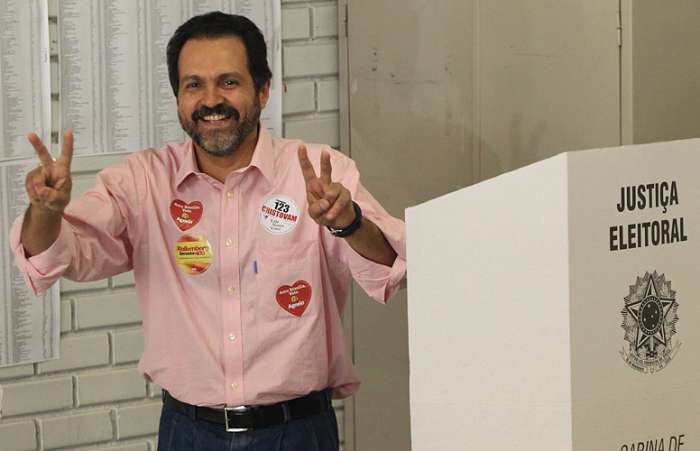 O  candidato ao governo do DF Agnelo Queiroz (PT) vota no Colégio Educacional