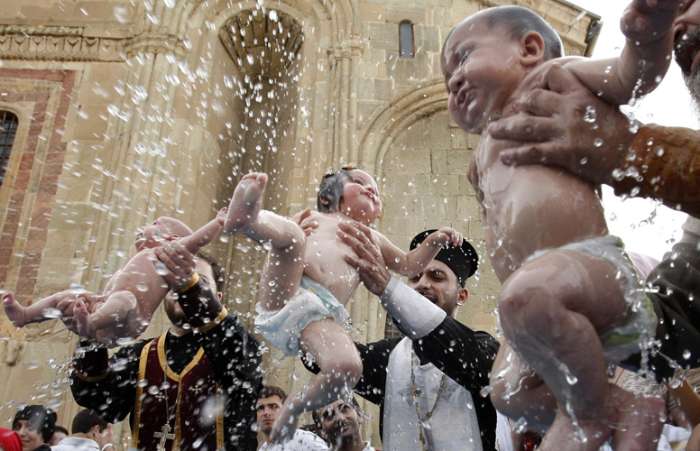 Cerca de 700 crianças são batizadas, em cerimônia coletiva, pela igreja ortodoxa na Georgia