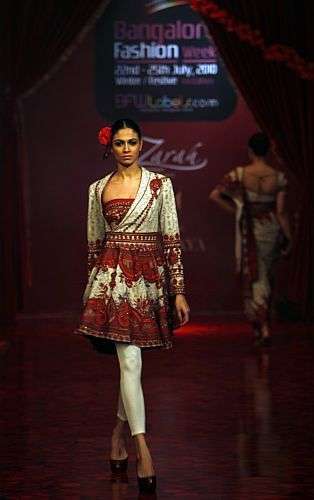 Desfile da marca JJ Valaya na Bangalore Fashion Week