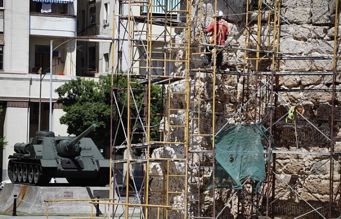 Tanque ao lado de uma das paredes originais de Havana conserva atmosfera soviética de Cuba