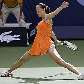 Jelena Jankovic tenta se equilibrar após rebatida, em Dubai