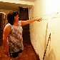 Moradora do Ipiranga mostra altura que água atingiu na parede de sua casa