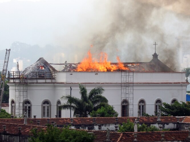 Incêndio atinge prédio da UFRJ (Universidade Federal do Rio), na Zona Sul do Rio.28.0.2011