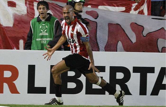 Verón comemora o gol da vitória do Estudiantes sobre o Alianza Lima pela Copa Libertadores