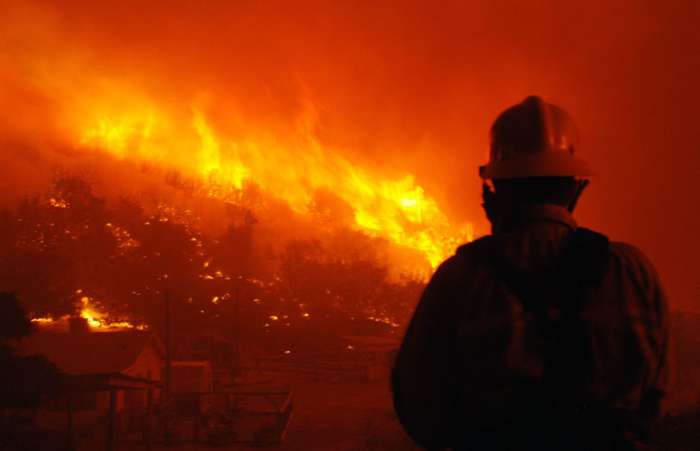 Incêndio ainda não controlado obrigou autoridades a emitirem uma ordem de evacuação no Leona Valley