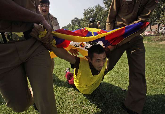 Tibetano ativista protesta contra governo Chinês em frente a embaixada chinesa em Nova Delhi