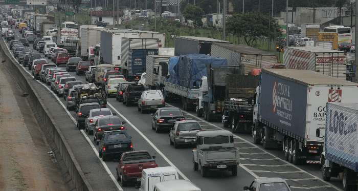Carreta com carga de açúcar tombou na Marginal do Tietê e deixou trânsito parado por 14 horas
