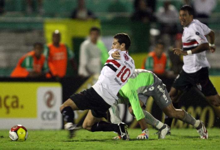 Hernanes se estica para marcar gol no Guarani 0 x 2 São Paulo