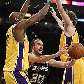 Manu Ginobili, do San Antonio Spurs, passa a bola entre Lamar Odom e Pau Gasol, do LA Lakers Manu Ginobili, do San Antonio Spurs, passa a bola entre Lamar Odom e Pau Gasol, do LA Lakers