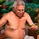 Conheça como funciona o imenso mercado a céu aberto de Belém Arte & Lazer - Reinaldo Martins Silva tem 75 anos, 40 de Ver O Peso. Sempre vende a mesma coisa: maxixe, quiabo, pimenta verde e pepino. E só. Chega às 21h e só vai embora às 13h do dia seguinte - Foto: Julia Rettmann/Estadão