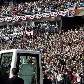 Papa Bento XVI no papa móvel em frente à multidão de fiéis Papa Bento XVI no papa móvel em frente à multidão de fiéis