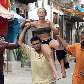A jovem Larissa ficou ferida na operação de 2007. Ela foi socorridas por moradores A jovem Larissa ficou ferida na operação de 2007. Ela foi socorridas por moradores