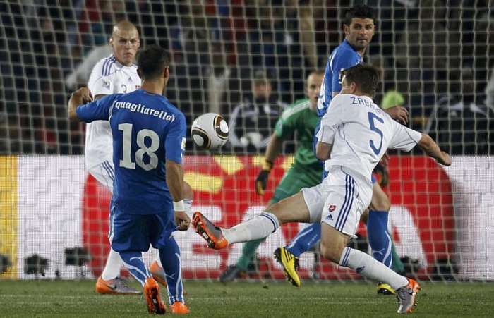 Chute de Quagliarella resulta no segundo gol da Itália, mas não evitou a desclassificação da copa