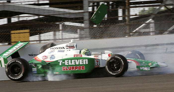 Tony Kanaan bate nos treinos mas consegue vaga nas 500 Milhas de Indianápolis