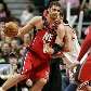Brook López, do New Jersey Nets, enfrenta a marcação de Joakim Noah (dir.), do Chicago Bulls Brook López, do New Jersey Nets, enfrenta a marcação de Joakim Noah (dir.), do Chicago Bulls