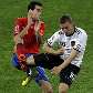 Busquets, da Espanha, disputa lance com o alemão Podolski, no estádio Moses Mabhida Busquets, da Espanha, disputa lance com o alemão Podolski, no estádio Moses Mabhida