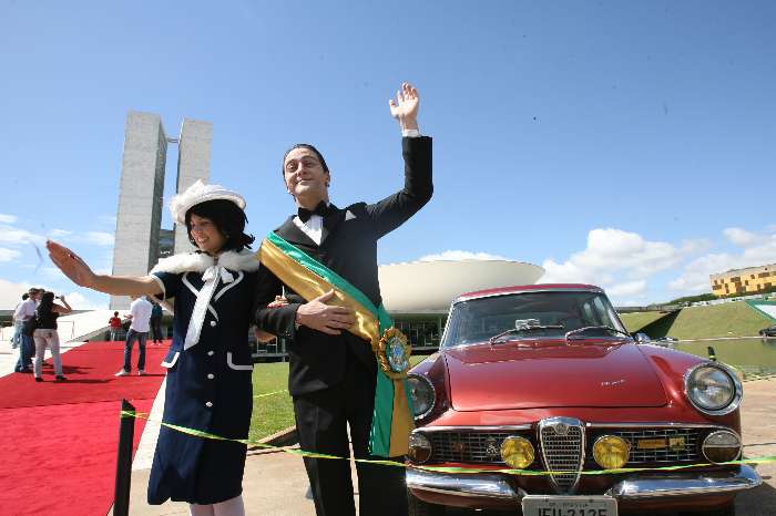 Casal de atores representa o Ex Presidente JK e sua esposa em homenagem aos 50 anos do DF