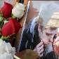 Várias flores colocadas junto a foto de um dos feridos das explosões do atentado em Moscou