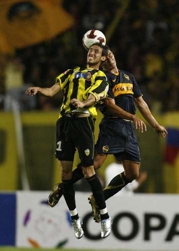 Edgar Pérez, do Táchira, e Bataglia, do Boca Juniors, disputam bola