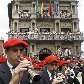Banda toca na Plaza del Ayuntamiento, celebrando o início do festival