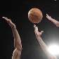 Kobe Bryant arremessa sob forte marcação do Phoenix Suns na vitória do Lakers por 124 a 112