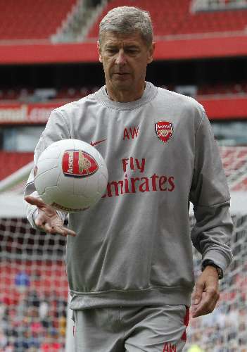 Arsene Wenger, técnico do Arsenal, brinca com bola após treino