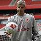 Arsene Wenger, técnico do Arsenal, brinca com bola após treino