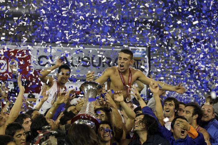 Jogadores do Velez Sarsfield erguem taça de campeão do Clausura