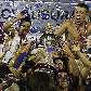 Jogadores do Velez Sarsfield erguem taça de campeão do Clausura