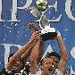 William e Alessandro, do Corinthians, erguem a taça da Série B de 2008
