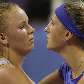 Caroline Wozniacki e Victoria Azarenka se cumprimentam depois da partida em Doha Caroline Wozniacki e Victoria Azarenka se cumprimentam depois da partida em Doha