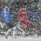 Jovanovic, da Sérvia, carrega a bola antes da chegada de Enar Jaager, da Estônia, no 1 a 1 sob neve Jovanovic, da Sérvia, carrega a bola antes da chegada de Enar Jaager, da Estônia, no 1 a 1 sob neve