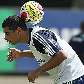 O meio-campista Diego Souza equilibra a bola em treino do Palmeiras, na Academia de Futebol
