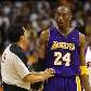 Kobe Bryant reclama com árbitro durante derrota do Lakers para o Phoenix Suns