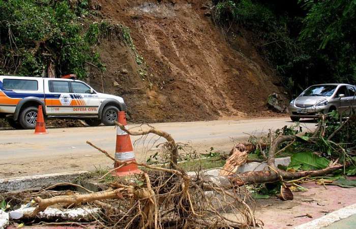 Queda de barreira na Rodovia Dr. Manuel Hipólito Rego, interditou a pista em São Sebastião. 28/12/09